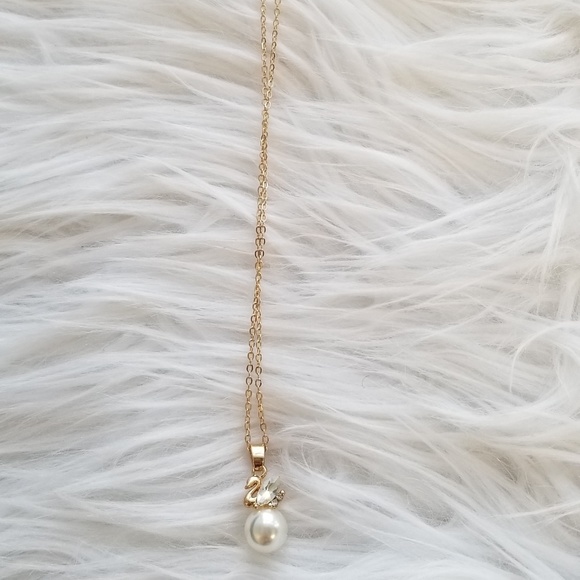 Jewelry - Gold swan pearl neckalace